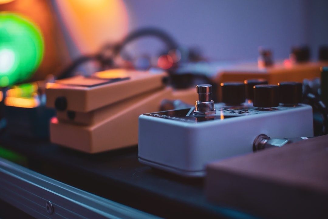 Gros plan sur plusieurs pédales d’effets de guitare aux couleurs lumineuses
